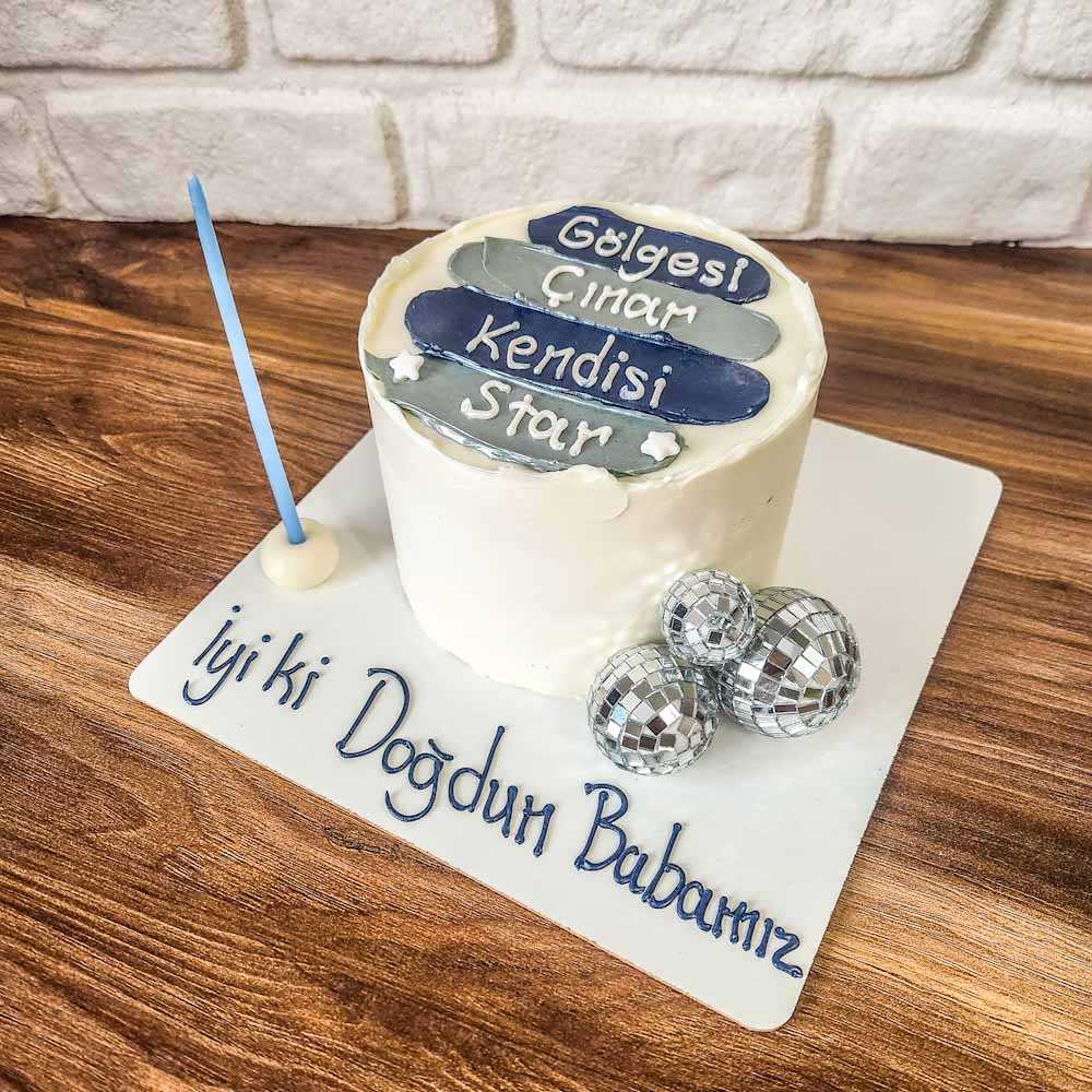 Mavi Renk Pasta ve disko topu figürüyle süslenmiş, kutlamalara enerji katan butik pasta modeli.