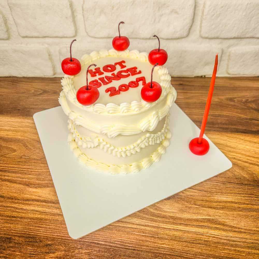 Kirazlı Vintage Yazılı Pasta