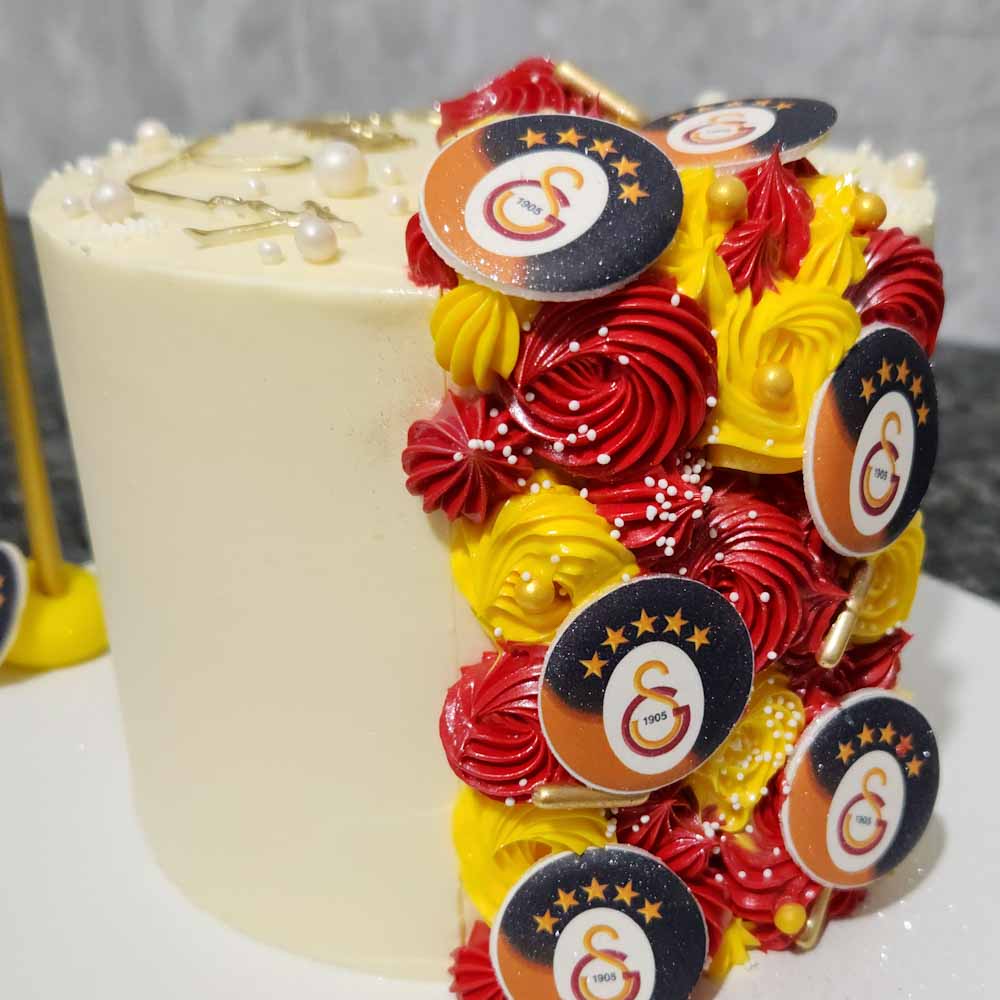 Galatasaraylı Kocamın Dilimi Pastası yan görünüm – dekoratif süsleme