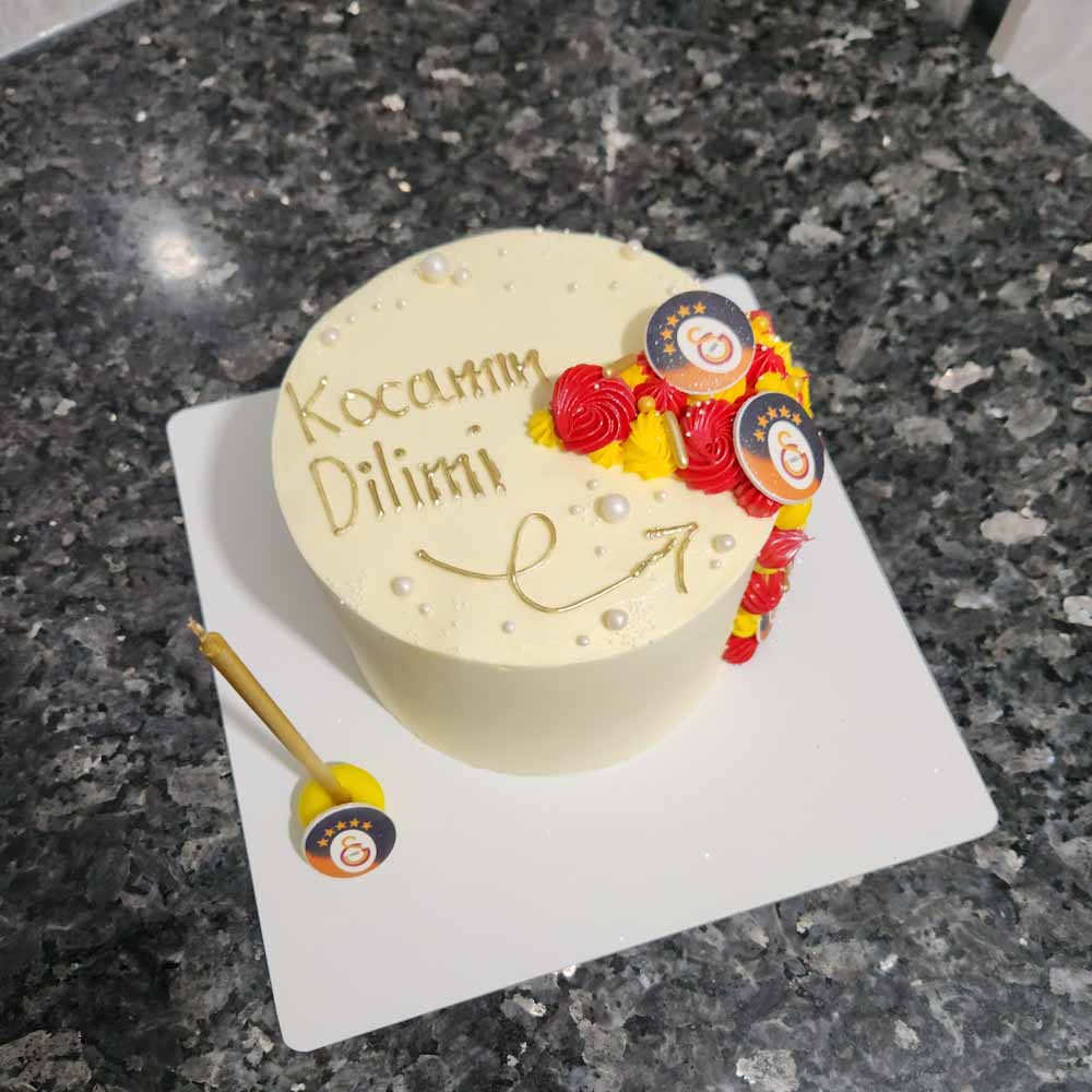 Galatasaraylı Kocamın Dilimi Pastası özel butik pasta modeli.