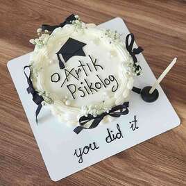 Yazılı Mezuniyet Pastası yan görünüm – dekoratif süsleme