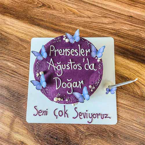 üzerinde kelebekler ve Prensesler Ağustosta Doğar yazılı pasta 