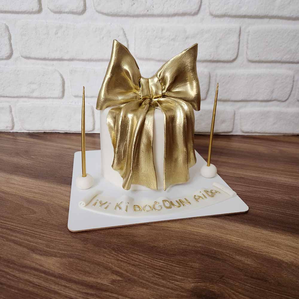 Kurdeleyle ‘senin için’ diye başlayan bir jest. Romantik, sade ve duygusal bağ kuran özel tasarım.