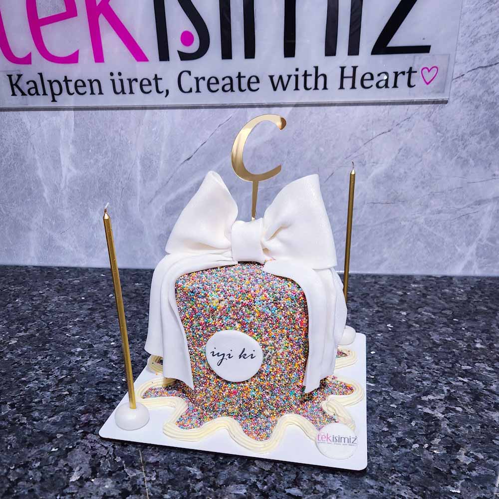 Ceyda Düvenci için Hazırlanan renkli şekerlerle kaplı üzerinde şık bir kurdele olan renkli tasarım butik pastamız.