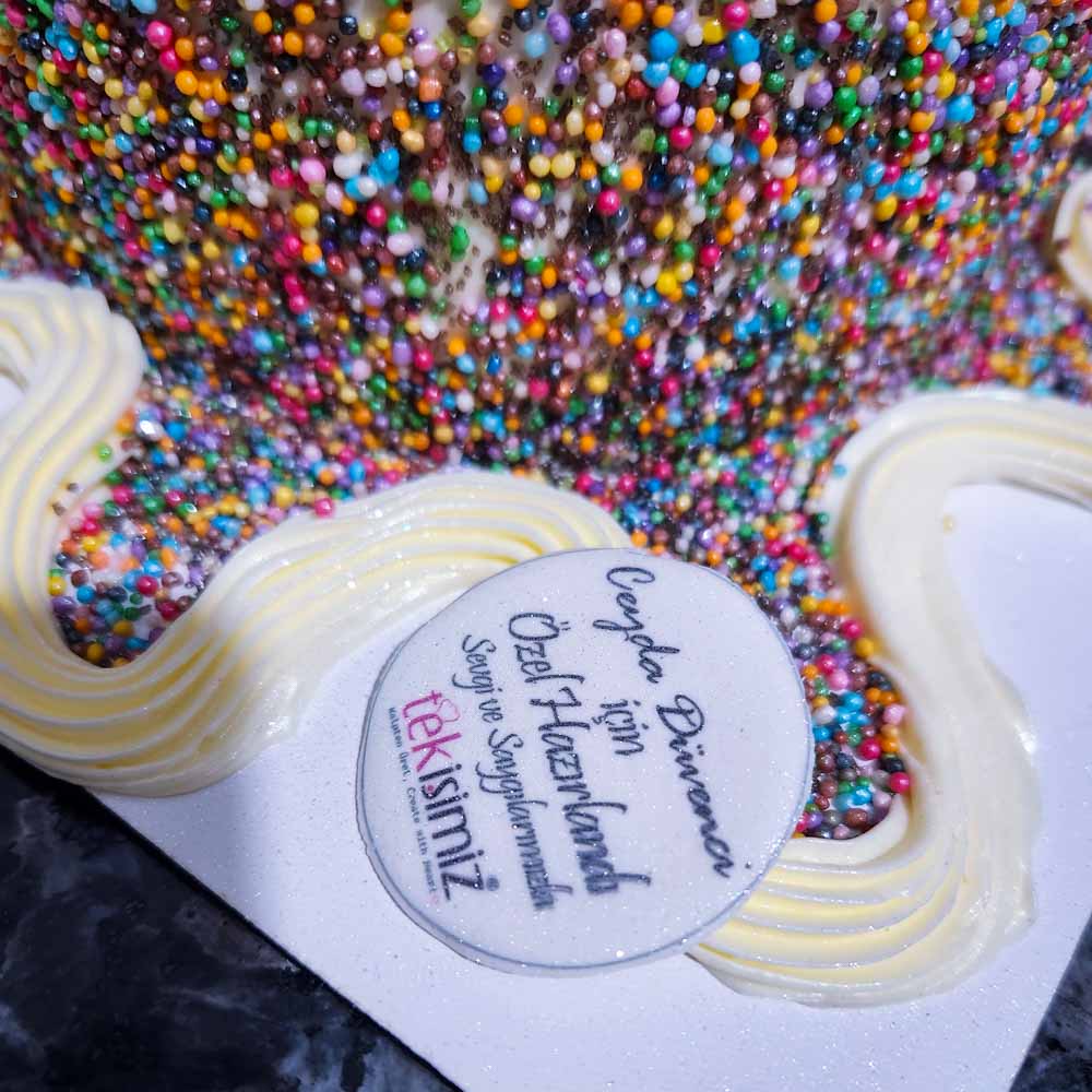 Renkli Kurdele Tasarım Pasta sunum konsepti – kutlamalar için özel pasta