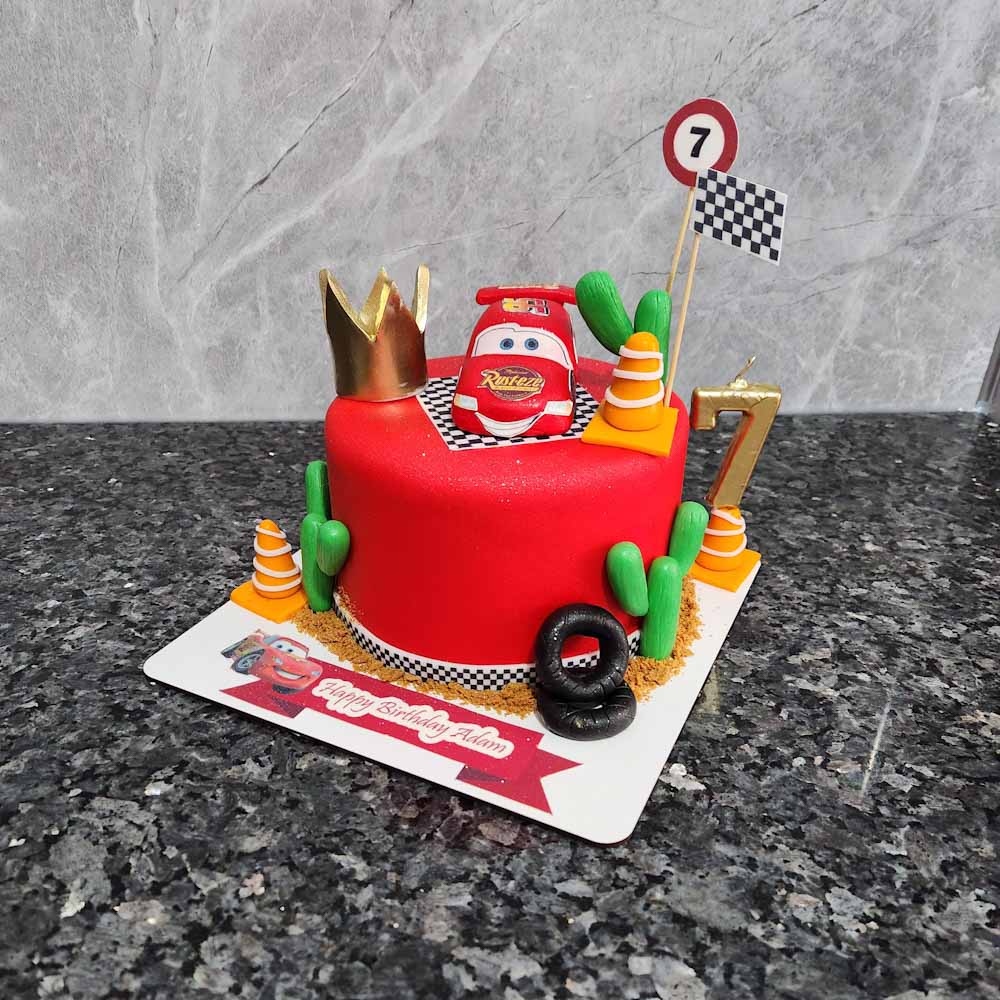 Kırmızı yarış arabası Lightning McQueen figürlü pasta