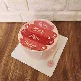 Hem Harbi Hem Barbie yazılı pasta