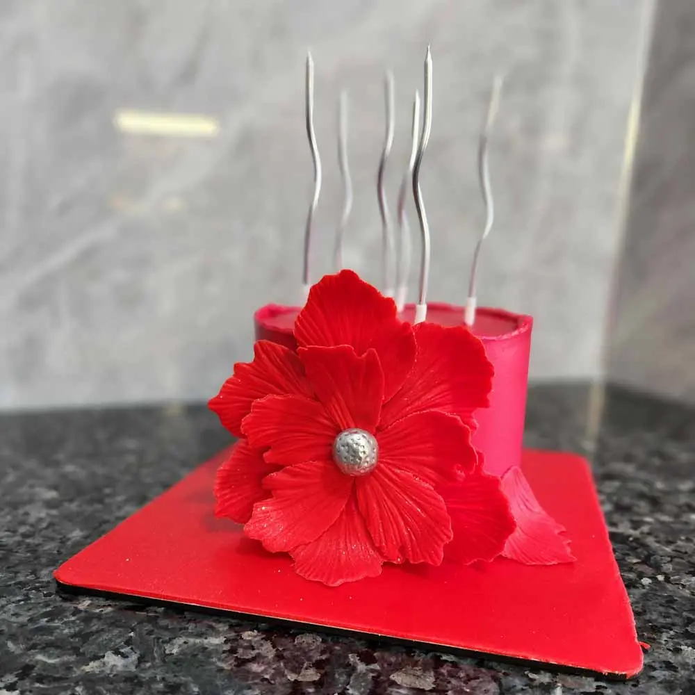 Kırmızı renkler ile Şakayık Pasta – Pastel renkli şakayık çiçekleriyle süslenmiş, zarif ve romantik butik pasta modeli.