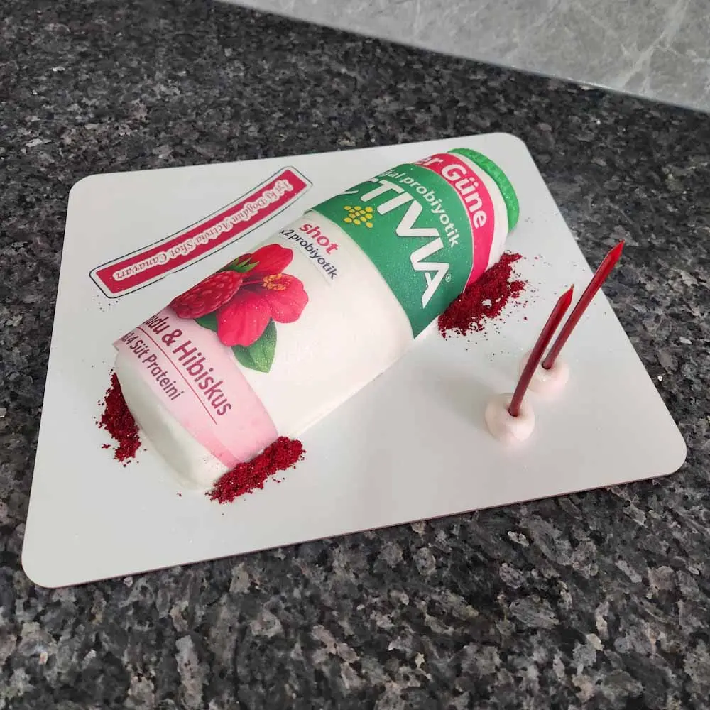 Probiyotik İçecek Temalı Doğum Günü Pastası yan görünüm – dekoratif süsleme