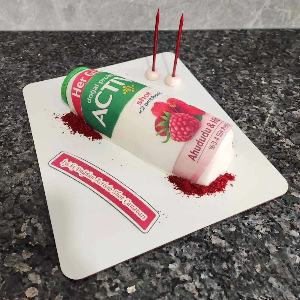 Gerçek Activia şişesi görünümünde, ahududu & hibiskus temalı butik pasta. İstanbul Avrupa yakasında özel sipariş.