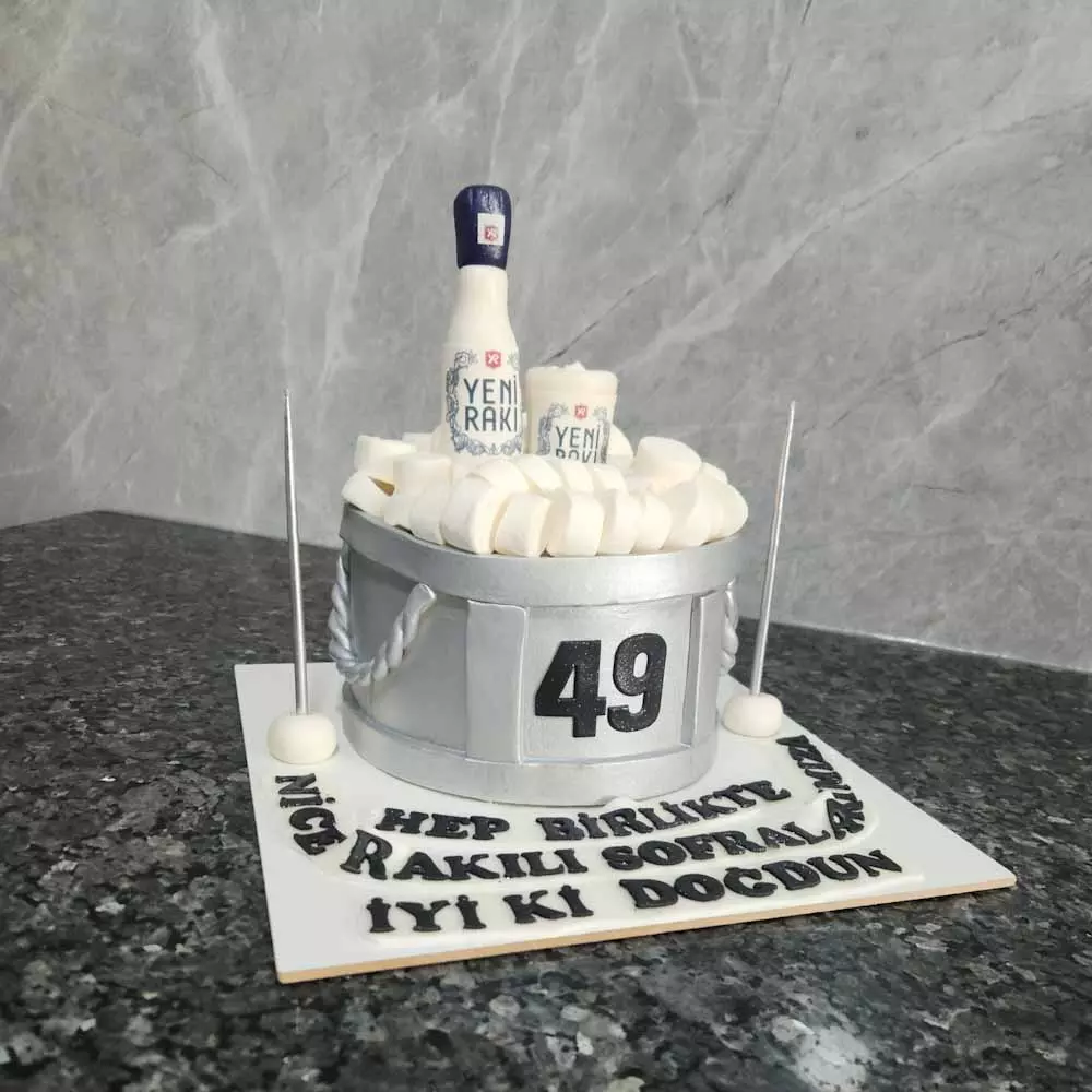 Yeni Rakı ve Buz Kovası doğum günü pastası – zarif tasarım, butik dokunuş ve unutulmaz kutlamalar için özel lezzet.