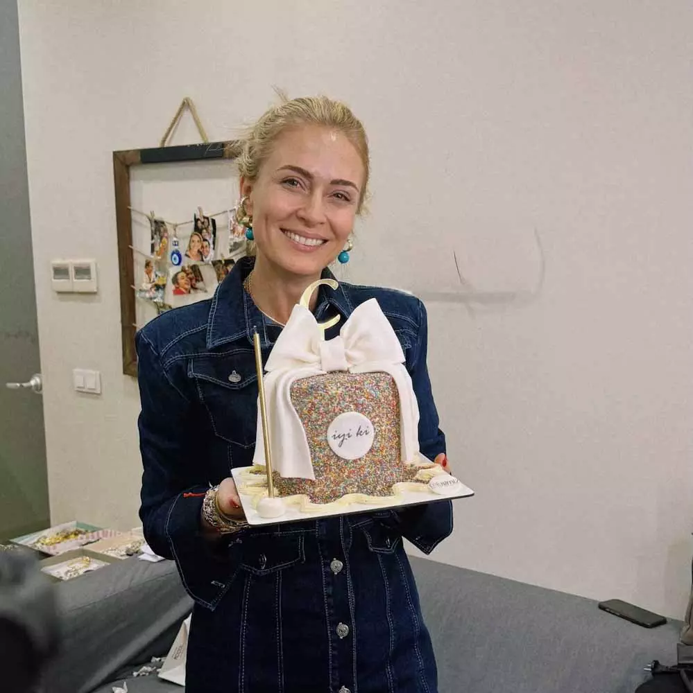 Renkli Kurdele Tasarım Pasta yan görünüm – dekoratif süsleme